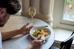 室內(nèi)餐飲的藝術(shù) 從食物到氛圍的全方位體驗